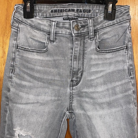 •AMERICAN EAGLE•LIGHT GRAY NE(X)T LEVEL STRETCH SUPER HIGH-RISE JEGGING SIZE 2 - Picture 4 of 11